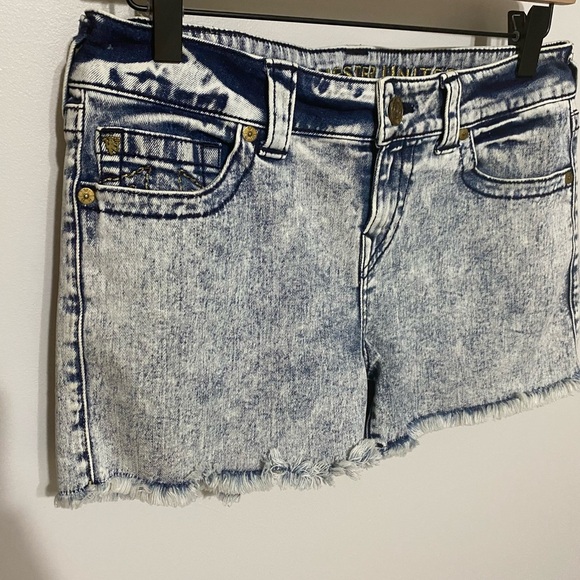 True Religion Manchester United Blue Acid Wash Jean Shorts - Picture 3 of 6